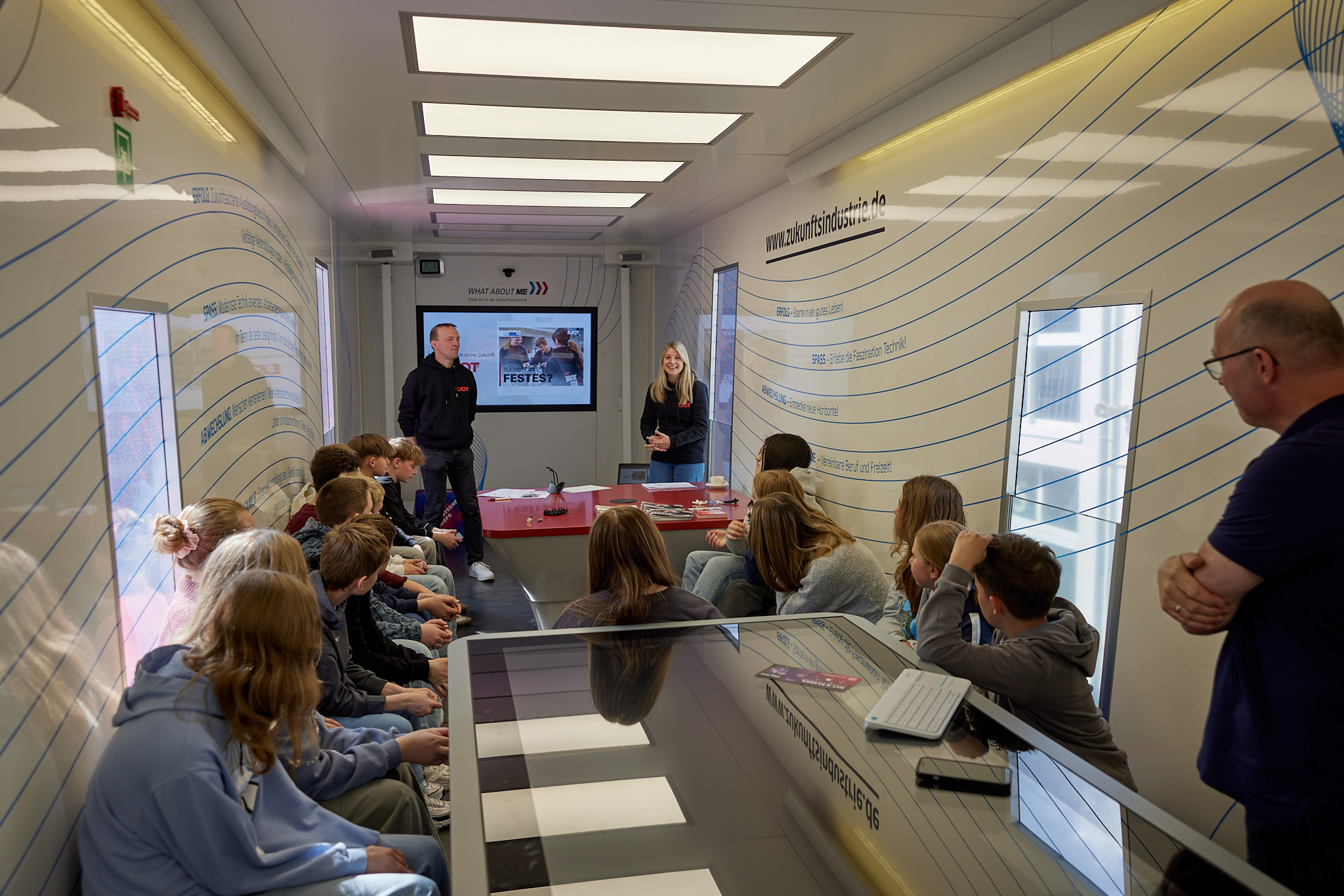 „So kommt die Zukunft ins Klassenzimmer“ – der M+E Truck am JAG