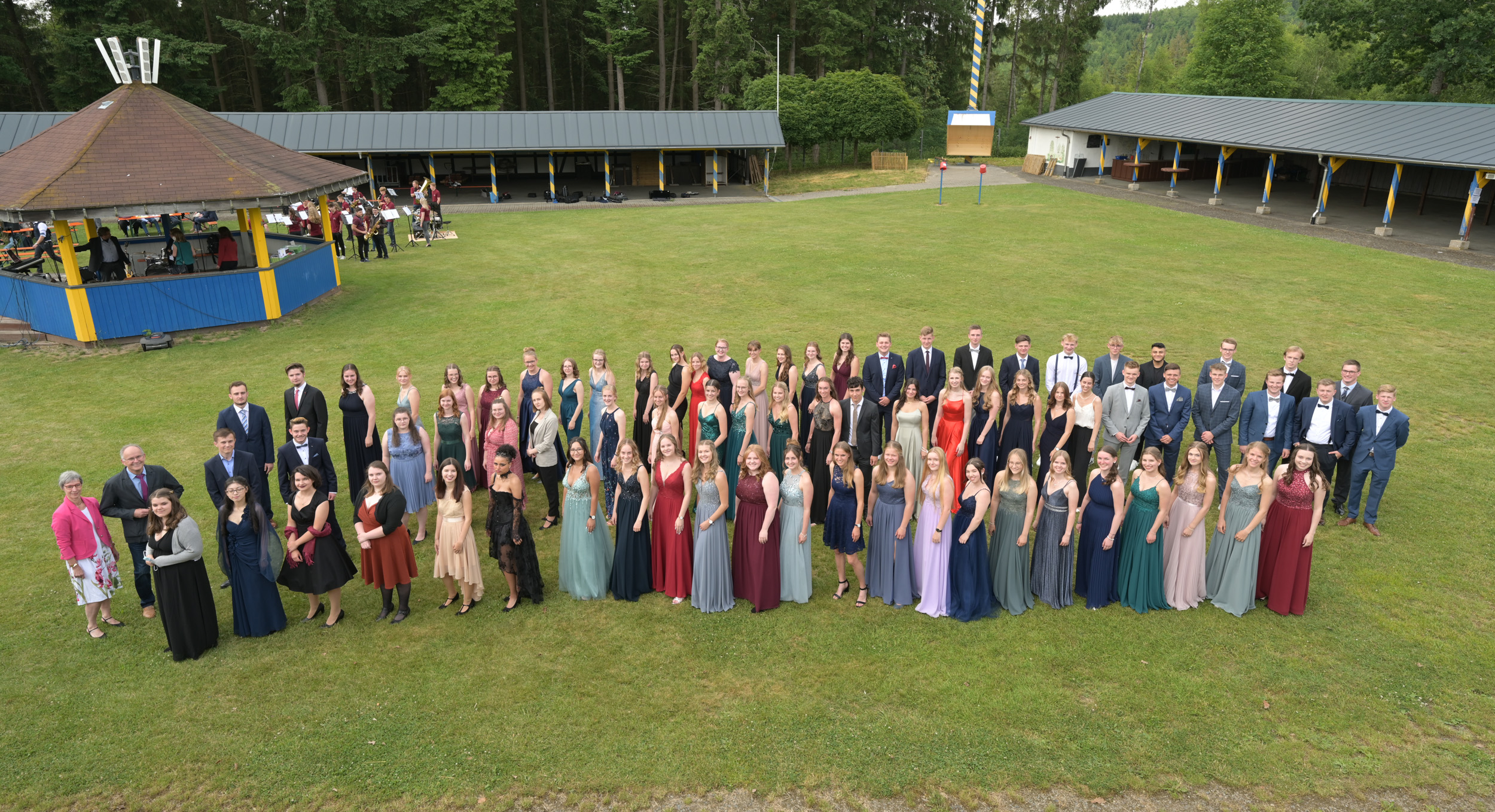 75 Schülerinnen und Schüler mit dem Abitur in einer besonderen Feier vom JAG verabschiedet